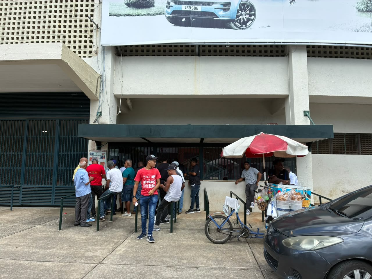 Aficionados acuden desde temprano al Quisqueya para comprar boletas del juego inaugural de LIDOM