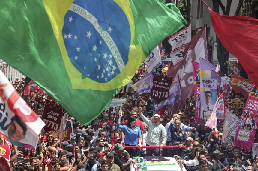 "El último baile": Lula cierra su campaña en São Paulo ante una multitud vestida de rojo