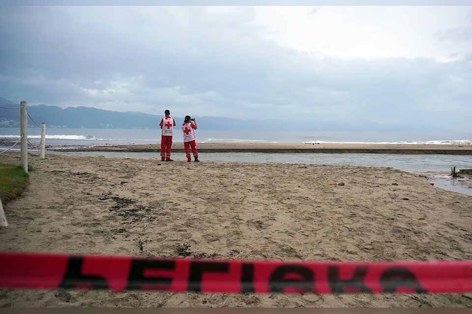 Huracán Simón se debilita a categoría 3 frente a costas de Jalisco en el Pacífico mexicano