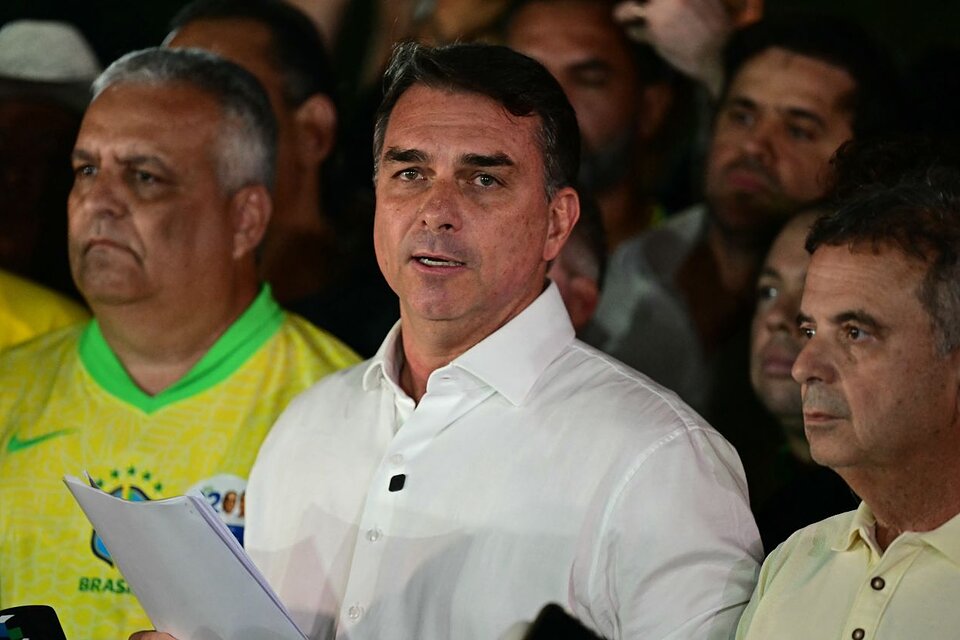 Flávio Bolsonaro rechaza victoria de Lula y anuncia que pedirá anular las elecciones en Brasil