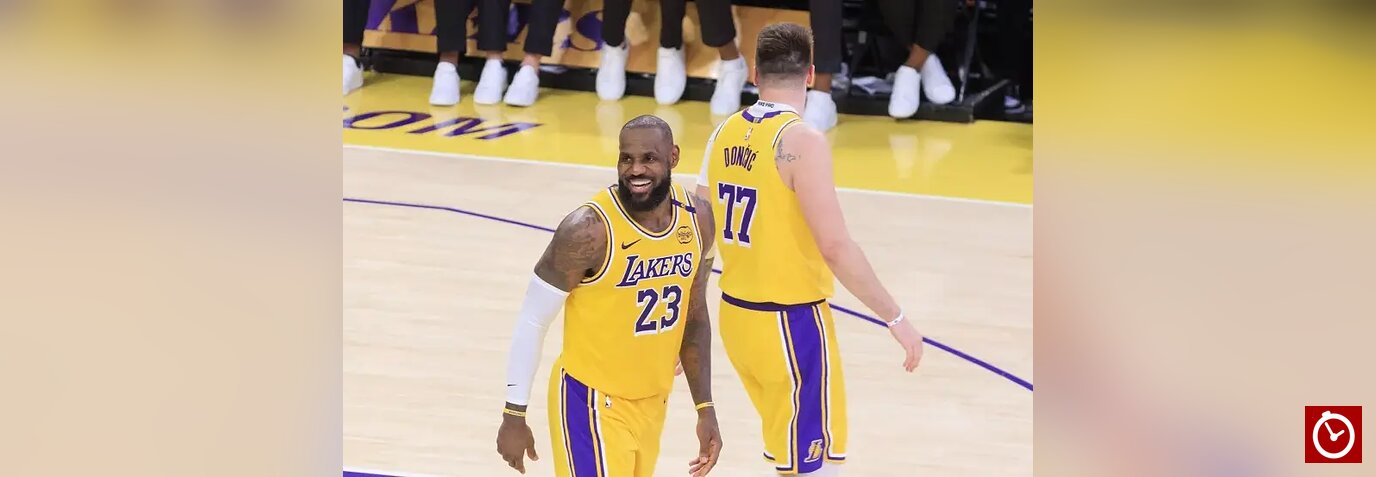 Seguidores de los Lakers evocan a LeBron en el estreno de la nueva era liderada por Doncic