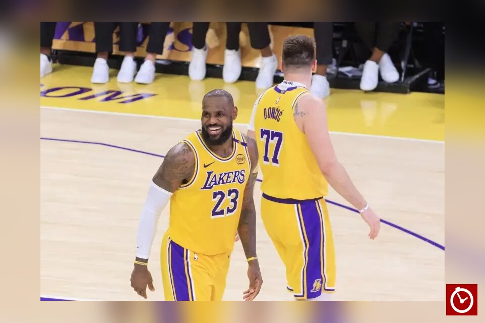 Seguidores de los Lakers evocan a LeBron en el estreno de la nueva era liderada por Doncic