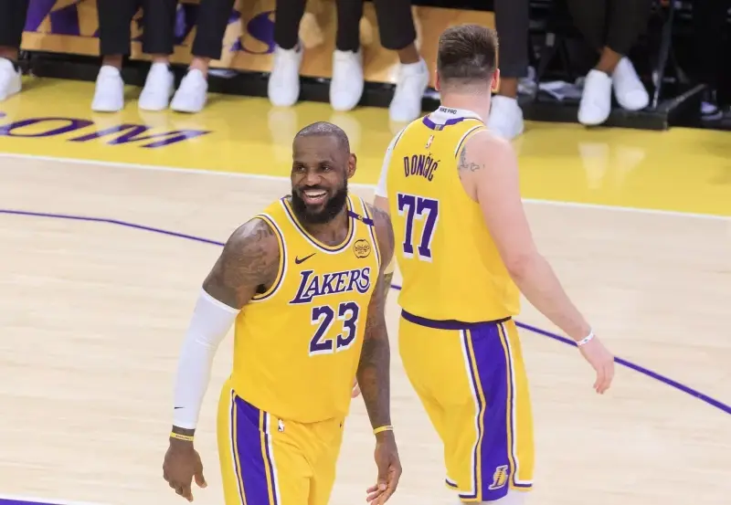 Seguidores de los Lakers evocan a LeBron en el estreno de la nueva era liderada por Doncic