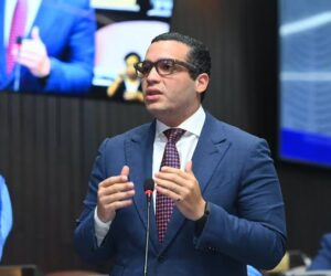 Mariotti pide congelar la nómina pública; advierte aumento de RD$30 mil millones para 2027