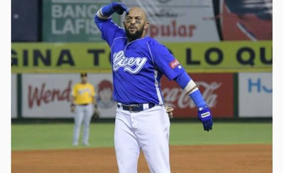 Emilio Bonifacio aparece en una composición deportiva relacionada con los Tigres del Licey y el anuncio sobre el futuro de su carrera.