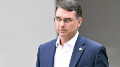 Elecciones en Brasil: Flávio Bolsonaro arranca por delante de Lula