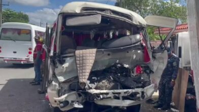 Ocho personas resultan heridas en accidente entre autobús y camión en Hato Mayor