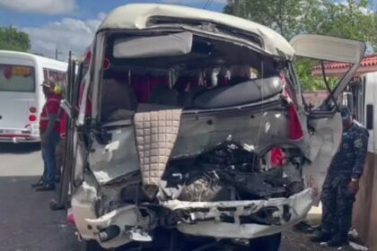 Ocho personas resultan heridas en accidente entre autobús y camión en Hato Mayor