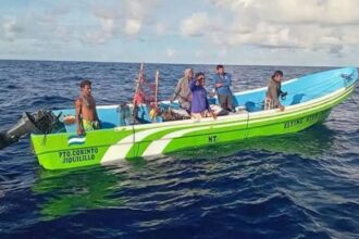 Cinco pescadores sobreviven 22 días a la deriva en el océano Pacífico