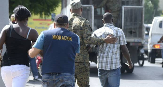 Migración perseguirá contratación ilegal de extranjeros en fincas y obras de construcción