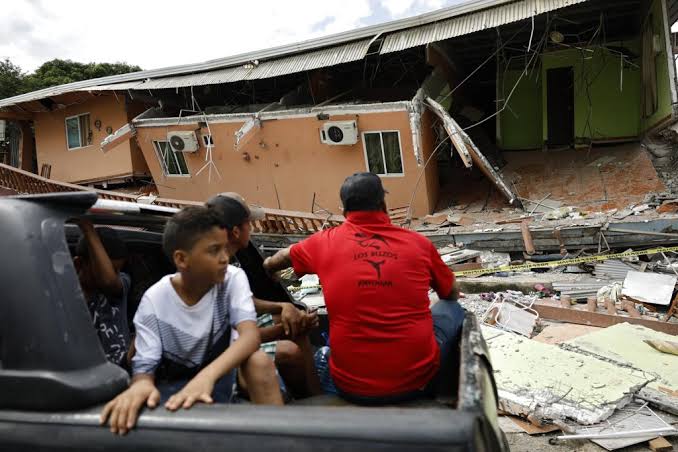 Pueblo cercano al epicentro del terremoto en Panamá amanece orando y a la espera de ayuda