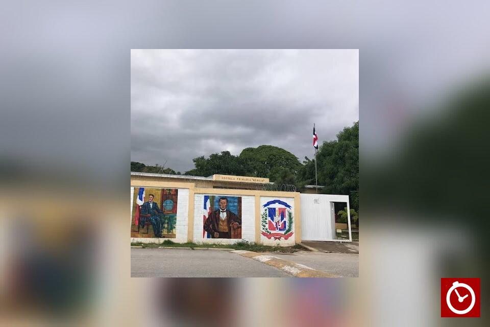 Hombre armado con machete amenaza a director de escuela en Barahona