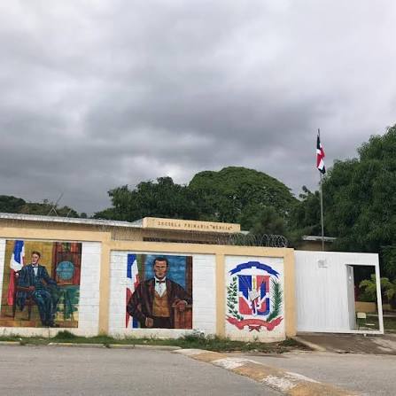 Hombre armado con machete amenaza a director de escuela en Barahona