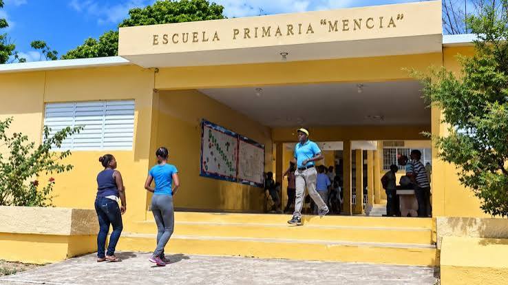 Se entrega hombre acusado de amenazar con machete a director de escuela en Barahona