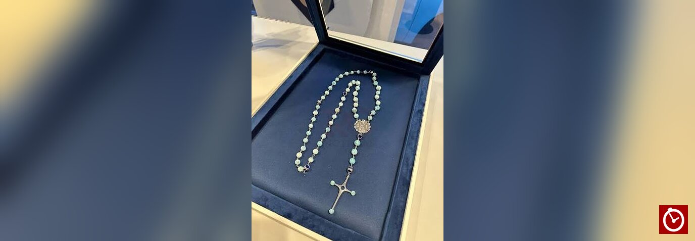 Abinader regala al papa León XIV un rosario elaborado con larimar dominicano