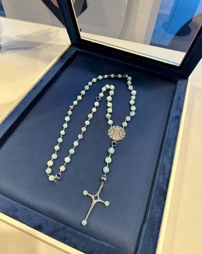 Abinader regala al papa León XIV un rosario elaborado con larimar dominicano