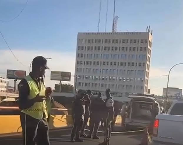 Motorista muere tras sufrir deslizamiento en elevado de la 27 de Febrero