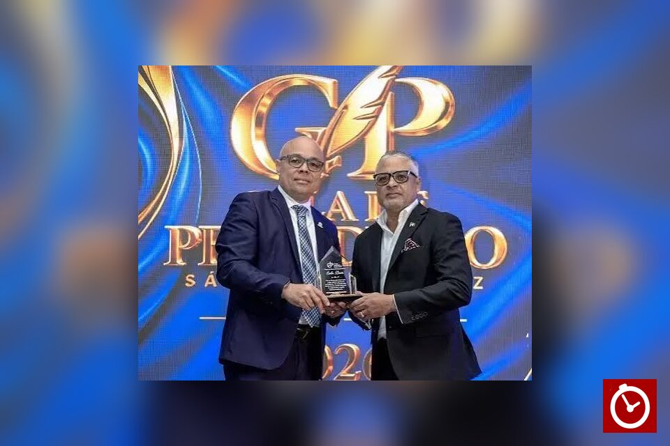 Periodista Carlos Devers es reconocido por su trayectoria en Gala Periodística Sánchez Ramírez 2026