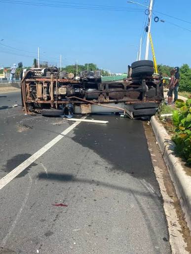 Niña de tres años muere en accidente con camión cisterna en Barahona
