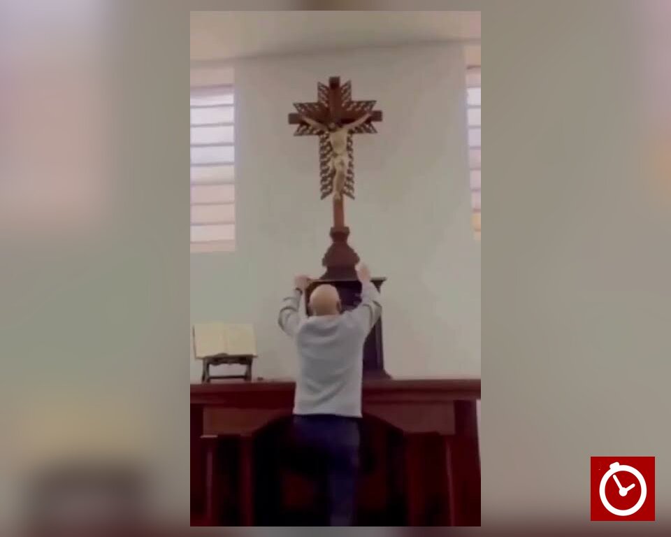 Cruz cae sobre un sacerdote dentro de un templo en Colombia y genera reacciones en redes 5 | Noticias de hoy en República Dominicana Cruz cae sobre un sacerdote dentro de un templo en Colombia y genera reacciones en redes