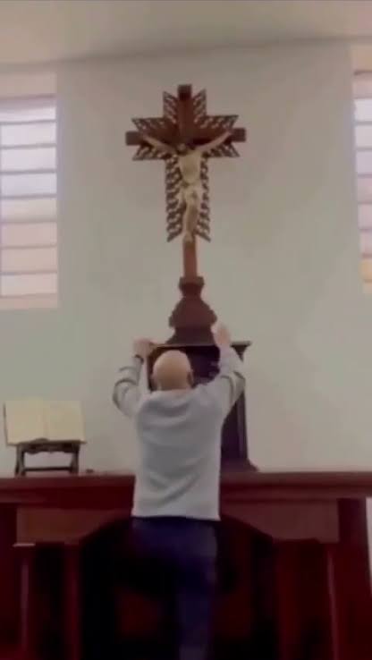 Cruz cae sobre un sacerdote dentro de un templo en Colombia y genera reacciones en redes
