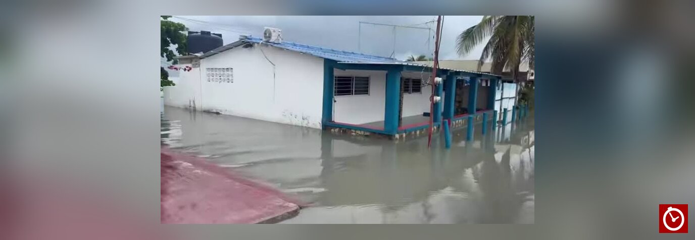 Fuerte oleaje obliga a evacuar destacamento de Politur y negocios en Montecristi