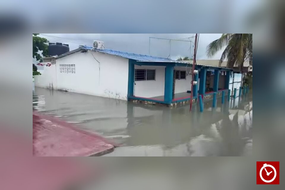 Fuerte oleaje obliga a evacuar destacamento de Politur y negocios en Montecristi