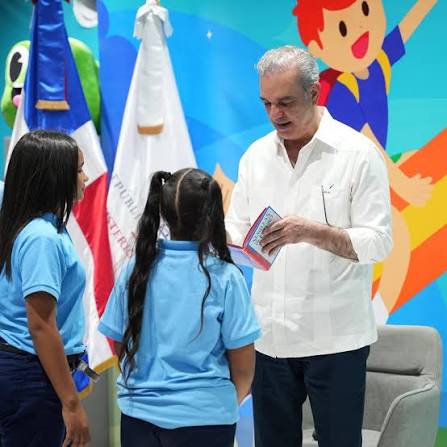 Abinader resalta asistencia a la Feria del Libro y promueve la lectura entre jóvenes
