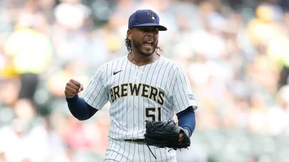 Freddy Peralta asume el reto de mantener con vida a los Rays ante los Guardianes