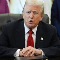 Trump anuncia que repartirá millones de dólares en cheques a 20 millones de personas