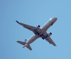 Hallan restos de avión desaparecido con seis personas frente a la costa de EE. UU.