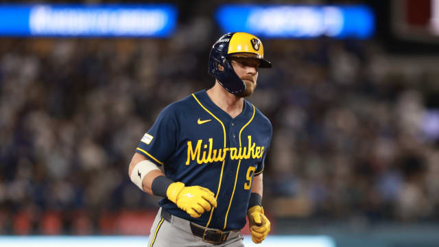 Cerveceros vencen a Dodgers con jonrones de Bauers y Chourio y se acercan a la Serie Mundial