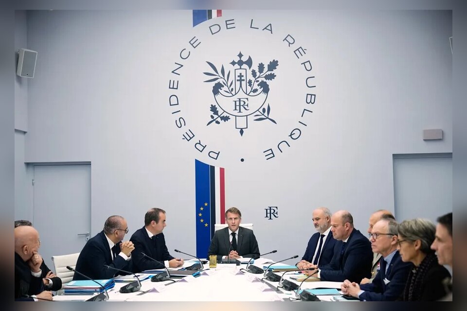 Macron anuncia restricciones a las manifestaciones en Francia y convoca un Consejo de Defensa
