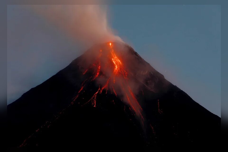 Filipinas ordena evacuar a más de un millar de familias tras la erupción del volcán Mayón