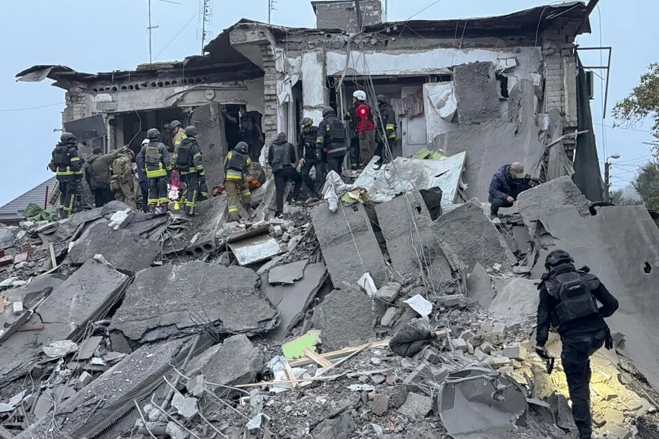Al menos 17 muertos, entre ellos tres niños, en ataque aéreo ruso a Zaporiya