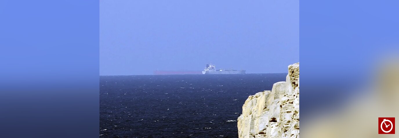 Irán informa de explosión en un superpetrolero tras chocar con una mina en Ormuz