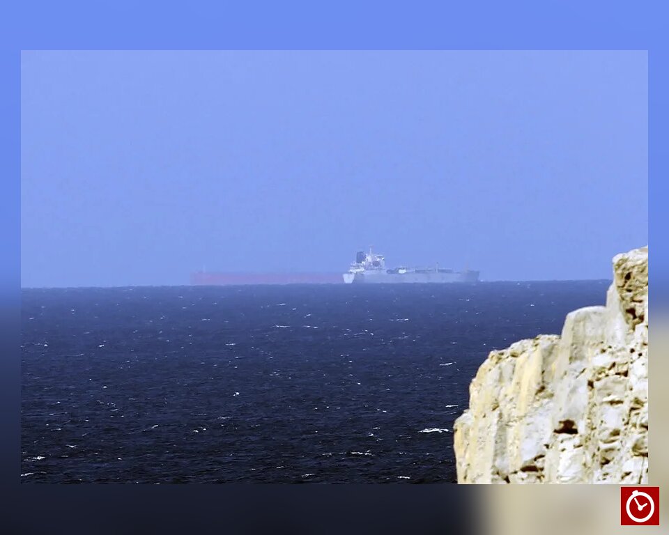 Irán informa de explosión en un superpetrolero tras chocar con una mina en Ormuz
