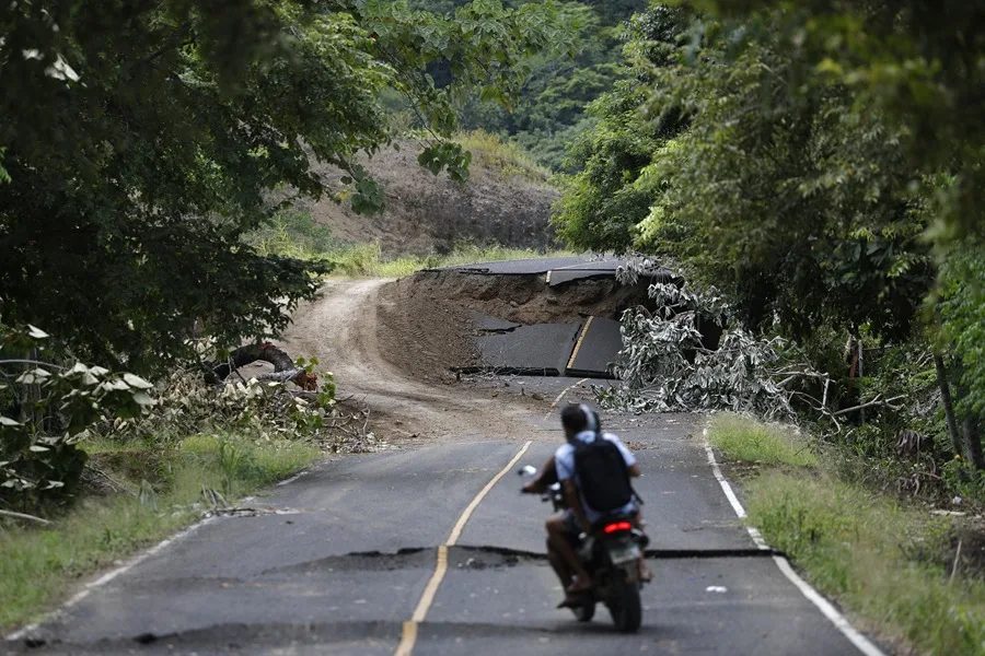 La entrega de ayuda tras el terremoto en Panamá se agiliza con la recuperación de carreteras