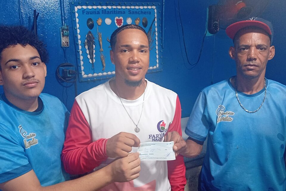 Los Guerreros campeones  basket interno  Naranjo Dulce reciben premio metálico de Pescadería Wanda