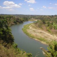 Buscan joven de 20 años arrastrada por corriente del río Haina