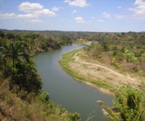 Buscan joven de 20 años arrastrada por corriente del río Haina