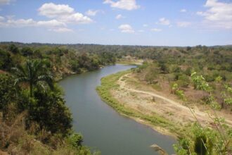 Buscan joven de 20 años arrastrada por corriente del río Haina