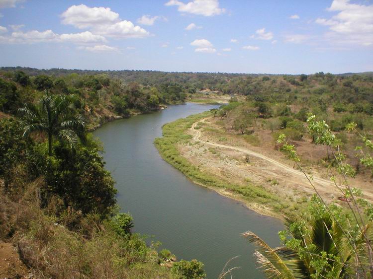 Buscan joven de 20 años arrastrada por corriente del río Haina