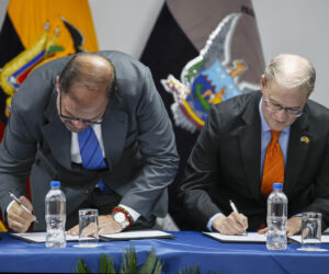 Ecuador firma un acuerdo con EE.UU. para reforzar el control interno de la Policía