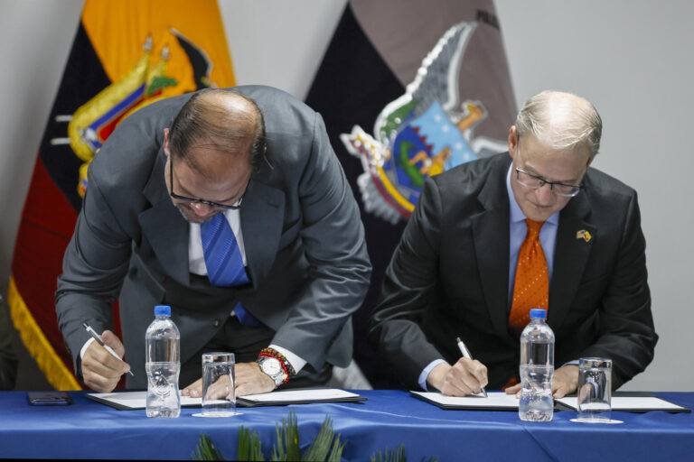 Ecuador firma un acuerdo con EE.UU. para reforzar el control interno de la Policía