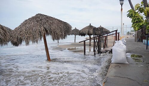 El oeste de México en alerta por el huracán Simón, entre suspensiones y evacuaciones