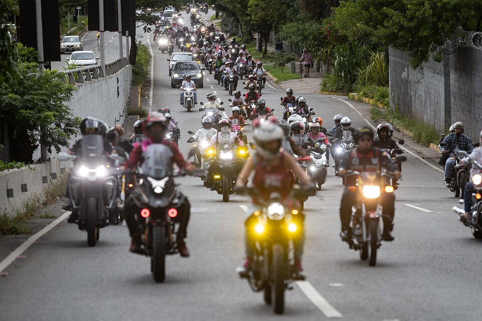 Venezolanos salen en caravana por Caracas para recaudar fondos contra el cáncer de mama