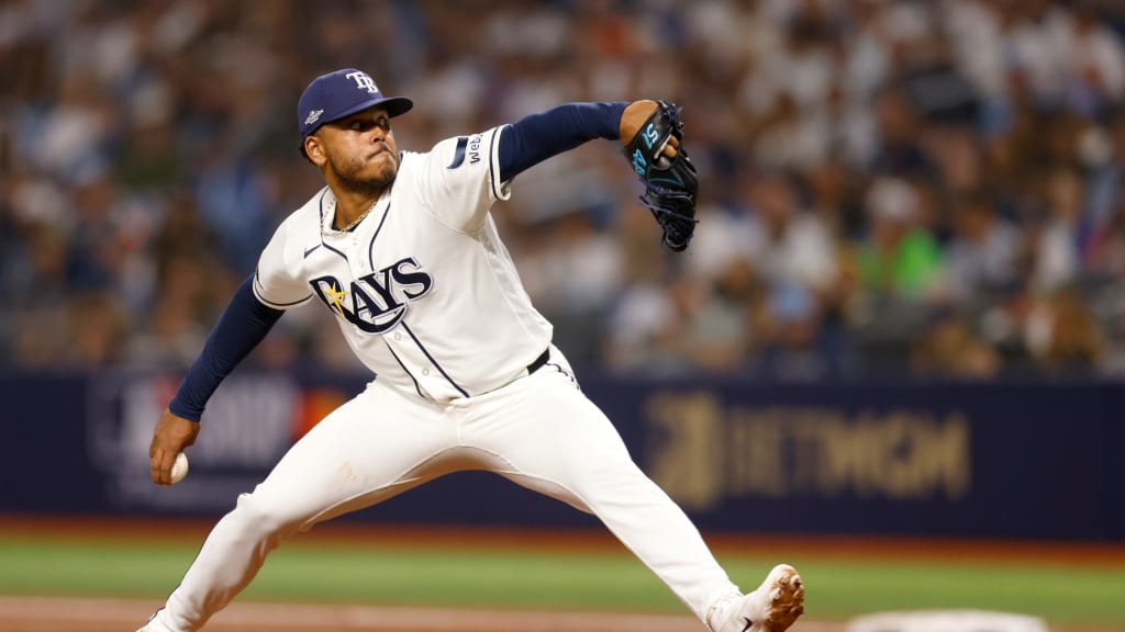 Freddy Peralta domina y los Rays empatan la Serie de Campeonato de la Liga Americana